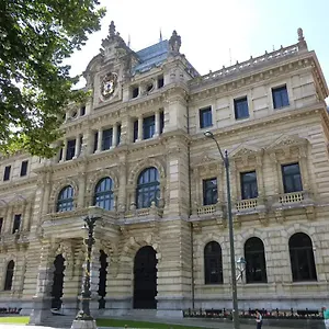 https://habitacin-con-bao-privado-en-el-centro-de-bilbao.bilbaohotelsspain.com